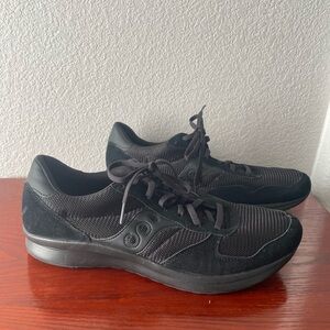Men’s size 11 black saucony sneakers